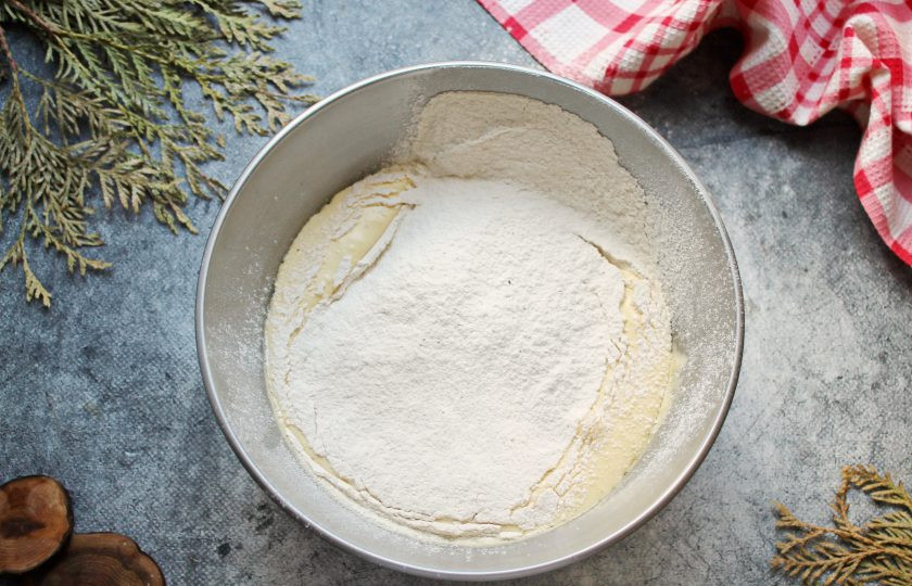 1. Этап. Морковный торт с карамелью: Всыпьте в миску мучную массу. Аккуратно перемешайте лопаткой сверху вниз до однородного, пышного теста.