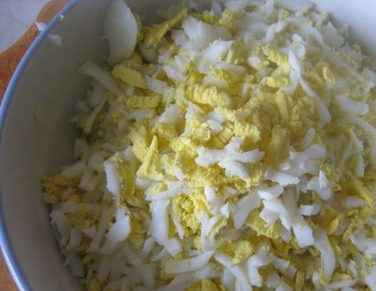 1. Этап. Куриный салат с черносливом: 2. Отдельно варим яйца, даем им остыть и натираем на среднюю терку.