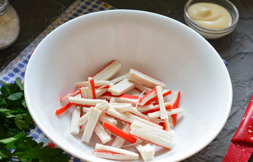 1. Этап. Салат «Дипломат» с крабовыми палочками: Нарежьте крабовые палочки полосками.