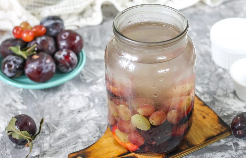 1. Этап. Компот из винограда и слив: Залейте в банку кипяток, накройте металлической крышкой и дайте пропариться около 7-8 минут.