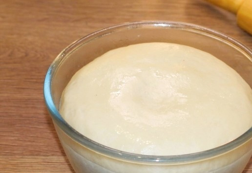 1. Этап. Морские узелки с чесночным маслом: 8. Обомните подошедшее тесто и положите в миску для подъема, минут на 30.