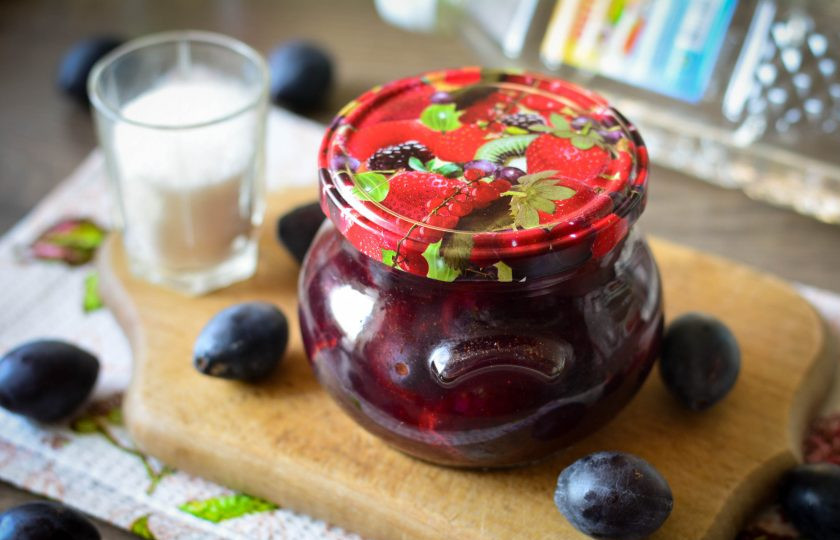 1. Этап. Маринованная слива Венгерка: Выход заготовки - 2 банки по 300 грамм. Приятного аппетита!