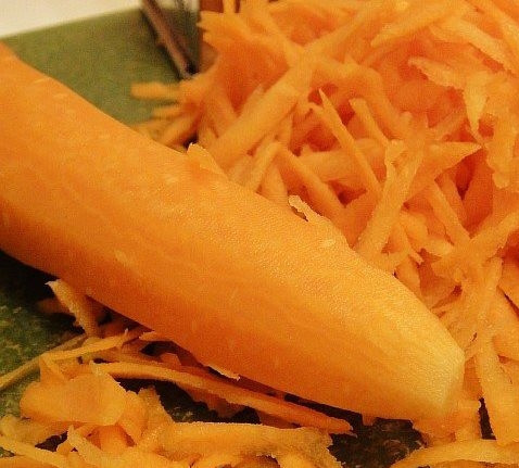 1. Этап. Икра из баклажанов и кабачков: Морковь натираем на крупной терке.