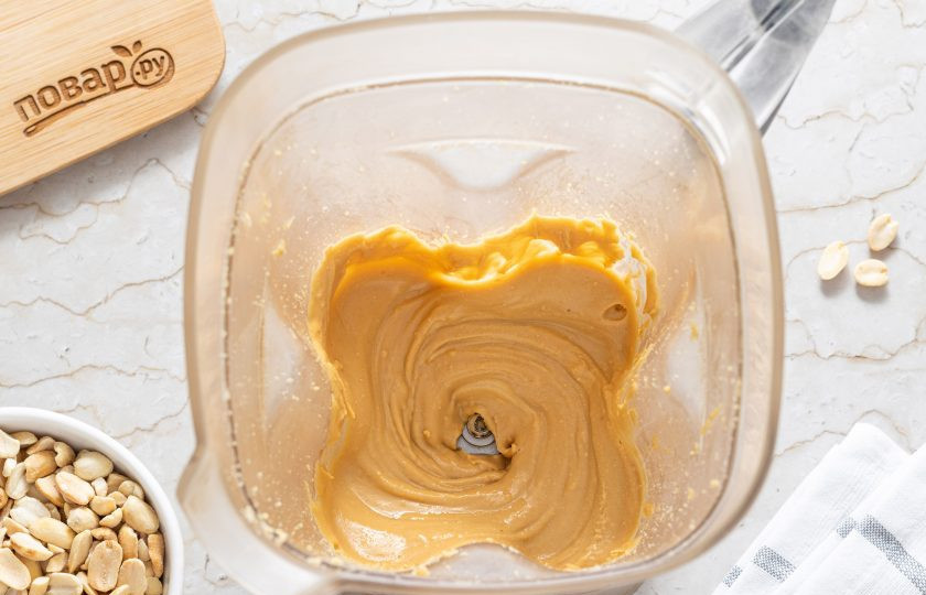 1. Этап. Кето-арахисовая паста: Продолжайте измельчать орехи, пока паста не станет жидкой и однородной. В конце добавьте щепотку морской соли, пробейте пасту еще раз. Готовую пасту переложите в чистую стерилизованную баночку.