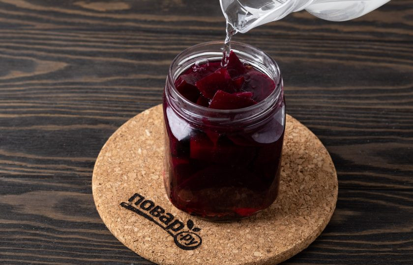 1. Этап. Свекла по-грузински на зиму: Влейте горячий маринад в банку. Прикройте крышкой и стерилизуйте 10-15 минут. Затем закатайте банку, укутайте в полотенце и оставьте так до полного остывания.