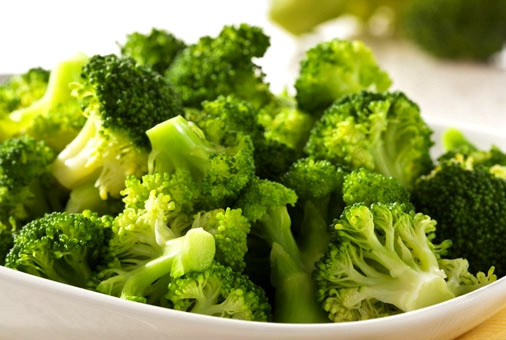 1. Этап. Брокколи в сметане с чесноком: Берем брокколи. Она должна быть свежей и плотной. Промываем её под проточной водой. Разделяем на соцветия. Как вы понимаете, чем свежее овощи, тем вкуснее блюдо. Из замороженных, конечно, тоже неплохо получается. Но я сомневаюсь в их пользе. Какие-то они водянистые.