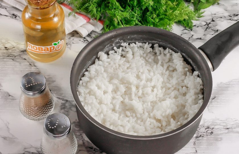 1. Этап. Долма с мятным соусом: Рис промойте несколько раз и отварите в течение 15 минут в горячей воде, добавив в нее щепотку соли. Остудите примерно 20-30 минут.