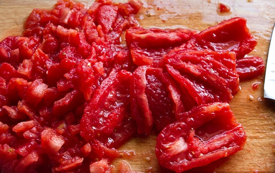 1. Этап. Быстрый соус для пасты: 3. Нарежьте мелко помидоры.