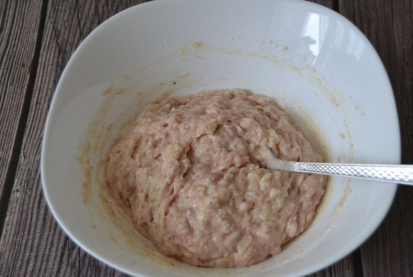 1. Этап. Куриные котлеты с мукой: Размешайте фарш с мукой, дайте настояться 15 минут.