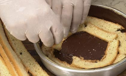 1. Этап. Торт с кусочками бисквита и фруктами: 3. Дальше - бисквит нарезаем кусочками, выкладываем слой.