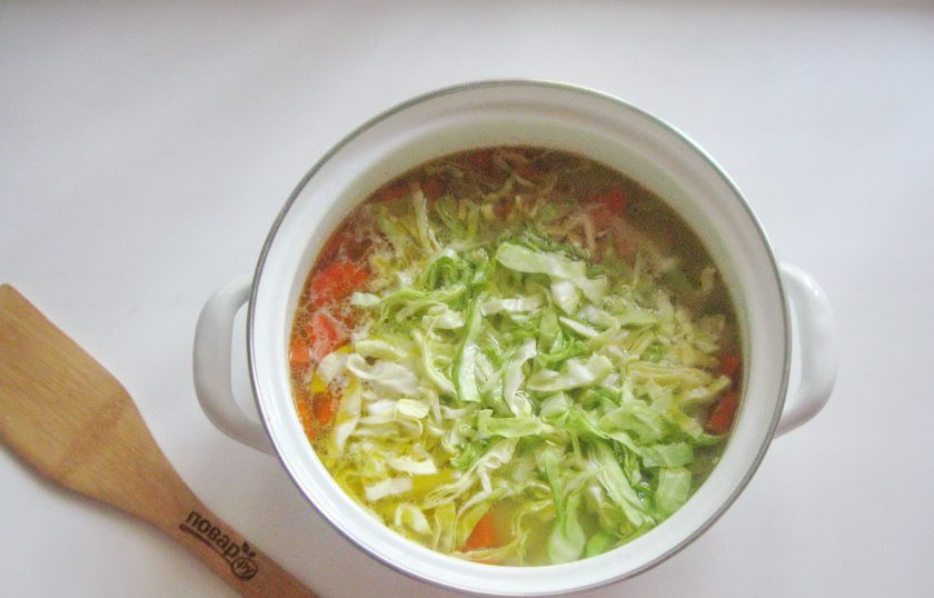 1. Этап. Суп с чечевицей и капустой: Добавьте нарезанную капусту. Посолите и поперчите суп по вкусу.