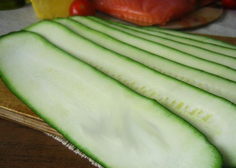 1. Этап. Кабачки с семгой: Вымойте, затем нарежьте кабачок длинными лодочками и обжарьте с двух сторон.