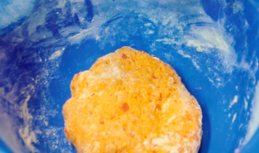 1. Этап. Трёхцветный хлеб с натуральными красителями: 2. Для теста красного цвета опустите перец в кипящую воду на 2-5 минут (свежий или мороженый соответственно). Измельчите его с 60 мл воды и 1 ст.л. растительного масла. Просейте 200 г муки, добавьте к ней 0,5 ч.л. соли, 0,5 ч.л. сахара, 0,5 ч.л. дрожжей и паприку. Добавьте красную кашицу и замесите тесто. Накройте его пленкой и оставьте на час.