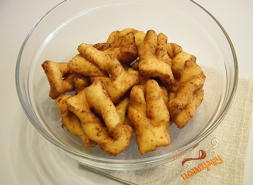 1. Этап. Вергуны на творожном тесте: Вергуны почти готовы. Дайте им хорошо остыть и посыпьте сахарной пудрой.