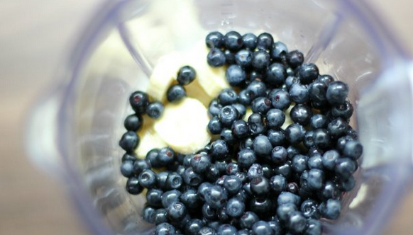 1. Этап. Черничный йогурт: Чернику промойте и обсушите. Поместите ягоды в блендер. Банан очистите и порежьте тонкими колечками, также поместите его в блендер. Влейте молоко и йогурт, а также мед. Перемешайте все до однородности.