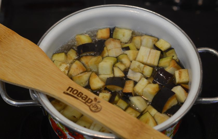 1. Этап. Баклажаны на зиму (как грибы): 3. Добавьте в кипящий рассол баклажаны, доведите до кипения и варите в течение 5 минут.