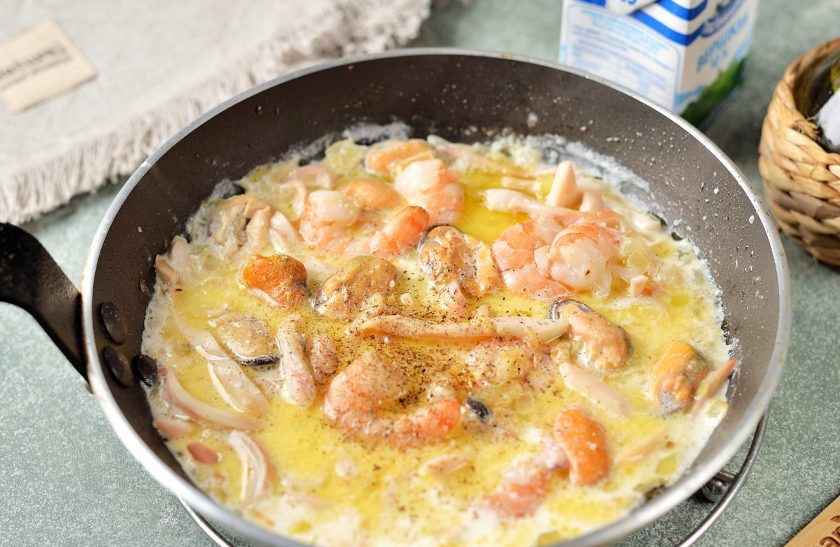 1. Этап. Морепродукты в сливочном соусе: Влейте сливки, доведите до кипения, проварите еще минуту-полторы. Как только сливки начнут загустевать, посолите и поперчите все по своему вкусу.