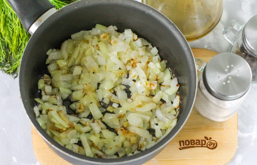 1. Этап. Цицибели на зиму с луком: Очистите и промойте луковицу, нарежьте мелким кубиком. Прогрейте казан или ковш с антипригарным дном, влейте в него растительное масло. Выложите луковую нарезку и обжарьте примерно 2-3 минуты до румяности, но не зажаривайте.
