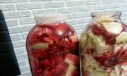 1. Этап. Квашеная капуста со свеклой: Затем в кипящую воду добавляем соль, сахар и перец, немного остужаем. Выливаем эту воду в банку с капустой, закрываем крышкой и отправляем в холодное место.