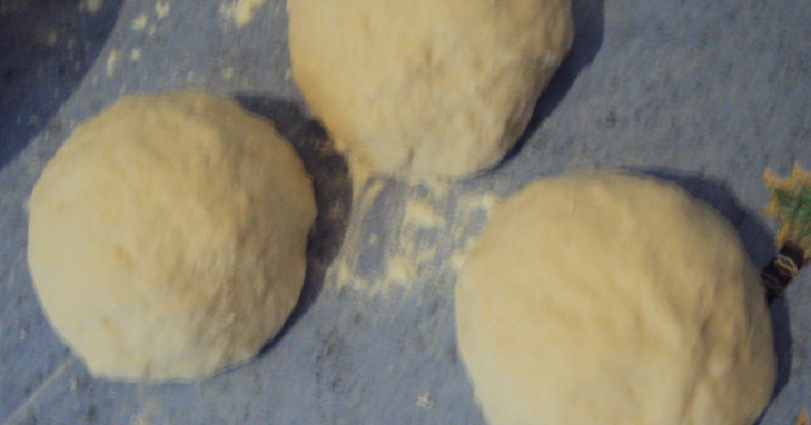 1. Этап. Самса самаркандская: Смешайте теплую воду с солью и уксусом. Добавьте просеянную муку, замесите тесто (чтобы не липло к рукам). Разделите тесто на три равные части, накройте пищевой пленкой и оставьте на 30 минут.