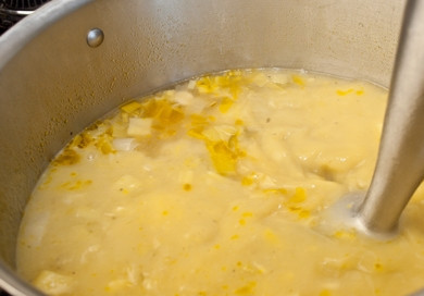 1. Этап. Суп с луком-порей: 5. Варите картофель 15 минут до мягкости, затем удалите тимьян и лавровый лист, измельчите все до образования пюре с помощью погружного блендера.