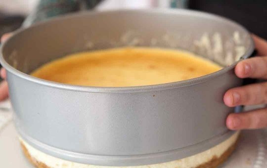 1. Этап. Классический чизкейк Нью-Йорк: 9. Готовый чизкейк оставьте на 4 часа остывать. Затем аккуратно снимите разъемные бортики.