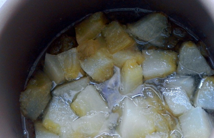 1. Этап. Варенье из дыни и яблок: Оставьте варенье на час. Затем добавьте к нему лимонную кислоту. Поставьте режим 