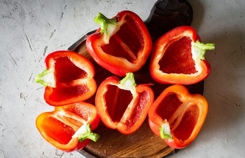 1. Этап. Фаршированные перцы в аэрогриле: Каждый перец разрежьте на две части и удалите семена.