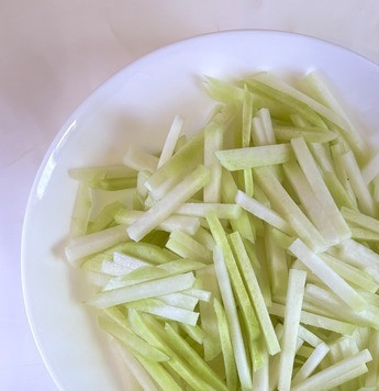 1. Этап. Салат из кольраби и феты: Кольраби почистить, натереть шайбами по 0,5 см и нарезать длинной соломкой.