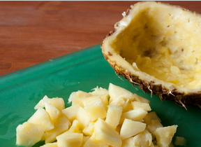 1. Этап. Салат в ананасе: 1. Ананас берем крупный и спелый. Вырезаем мякоть и нарезаем ее кубиками.