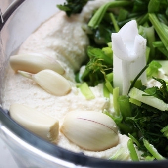 1. Этап. Творожное суфле с зеленой фасолью: Смешиваем творог со сливочной массой, сюда же добавляем чеснок и зелень. Солим по вкусу.