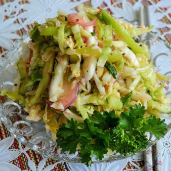 Vegetable salad with spicy dressing