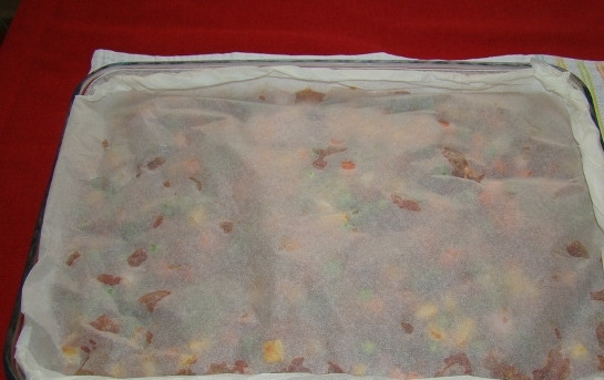 1. Этап. Кебаб в пергаменте: Накрываем полностью начинку пергаментом и тщательно заворачиваем со всех сторон. Отправляем в разогретую до 200 градусов духовку на 40-45 минут.