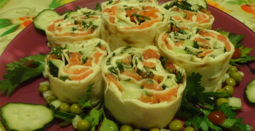 1. Этап. Лаваш с красной рыбой и плавленым сыром: 3. Сам рулет дальше режем небольшими кусочками. Вот и все, закуска вкусная готова!