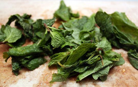 1. Этап. Салат из сладкого перца с авокадо: Мяту моем и растираем в ступке.