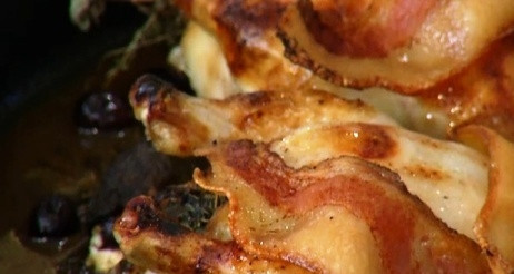 1. Этап. Цыплята в духовке: А теперь минут 5-8 цыплята пусть постоят. Затем выкладывайте их на блюдо и подавайте к столу.