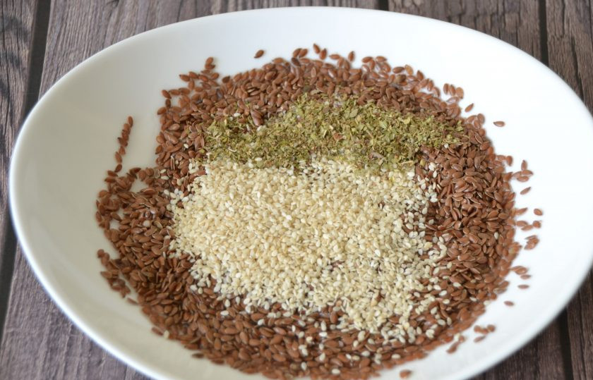 1. Этап. Льяные флаксы: Для другой партии флаксов добавьте 2 чайных ложки семян кунжута после того, как лён настоится в момент добавления соли и ароматных трав.