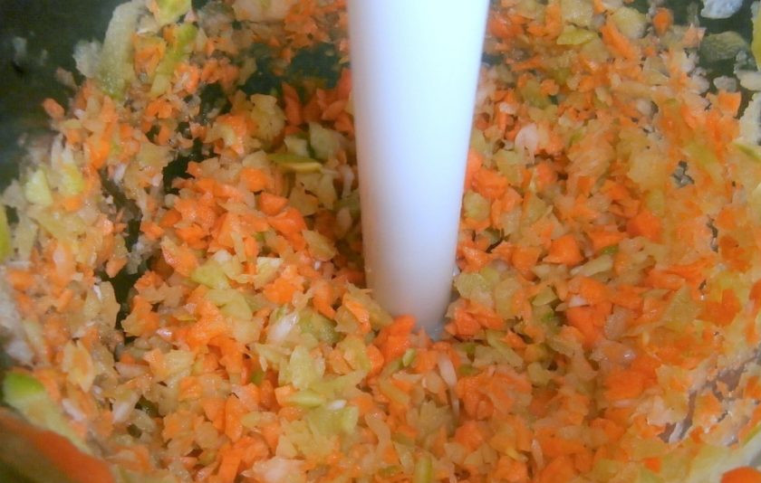 1. Этап. Американский сливочный суп с бурым рисом: В блендере измельчите очищенный лук, корень петрушки и морковь. После этого потушите овощи в масле в течение 5 минут.