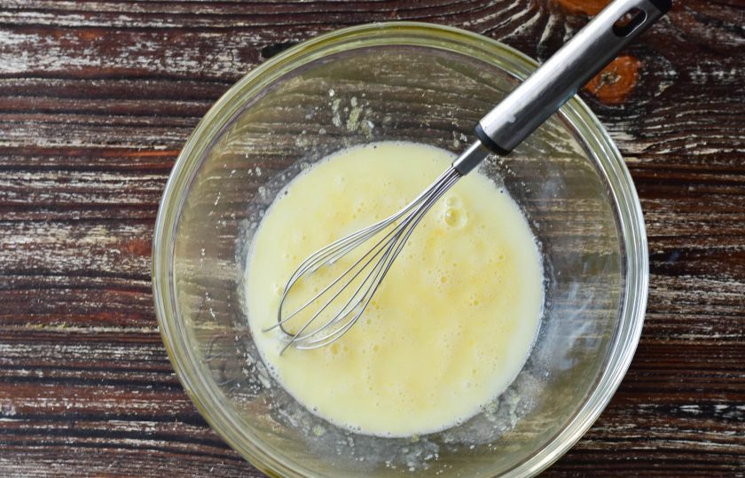 1. Этап. Венский хлеб: Перемешайте, влейте теплое молоко и растопленное масло.