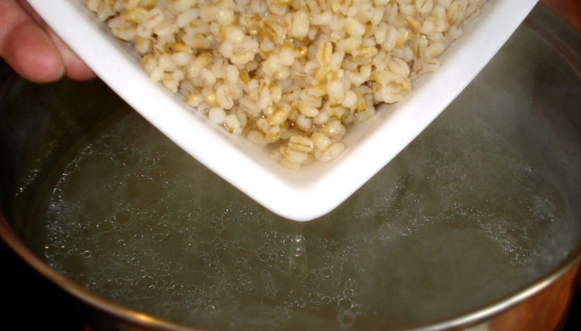 1. Этап. Грибовница из сушеных грибов: 2. Отдельно доводим воду до кипения, убавим огонь и варим в ней перловку на очень маленьком огне. Варим примерно полчаса. Затем перлорвку бросаем в бульон и ставим его на плиту. Пусть закипит, после чего убавим огонь и варим дальше.