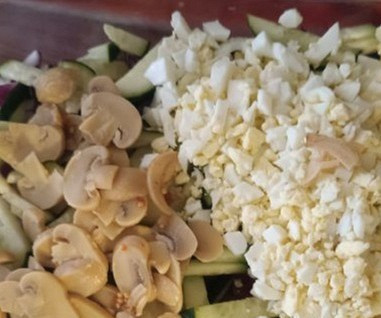 1. Этап. Салат с кальмарами: Шампиньоны нарезать на кусочки 1×1 см (мелкие можно разрезать пополам), яйца почистить и нарезать соломкой. И всё в миску!