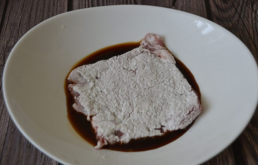 1. Этап. Отбивные Соломоны: Обмакните мясо в соевый соус.