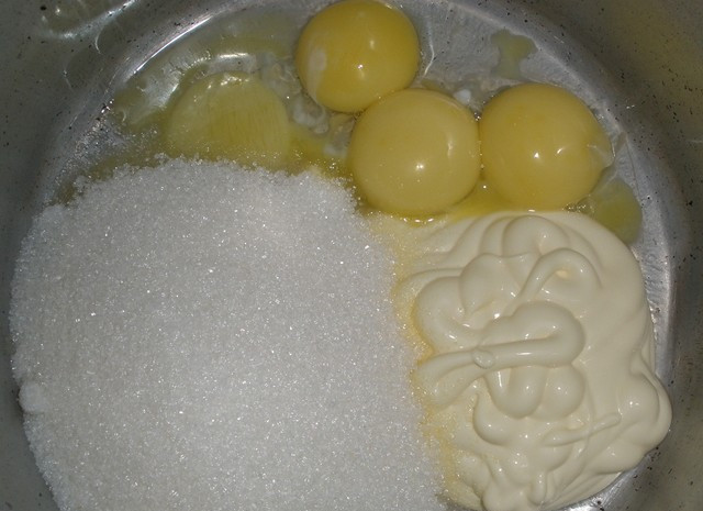 1. Этап. Шарлотка на майонезе: 2. Отделяем желтки от белков. Желтки вместе с сахаром и майонезом мешаем до однородности. Белки не выбрасываем.