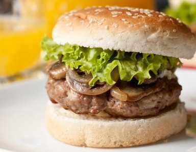 1. Этап. Гамбургер с сыром: 6. Добавьте листок салата и накройте второй частью булки.