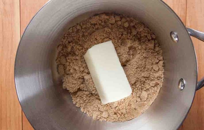 1. Этап. Тонкое овсяное печенье: 1. Высыпьте коричневый сахар в кастрюлю, добавьте в нее масло и поставьте на средний огонь.