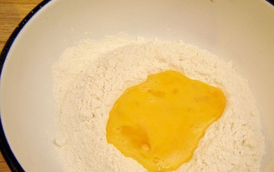 1. Этап. Тесто на лазанью: В него залейте яичную массу. Начните замешивать тесто.