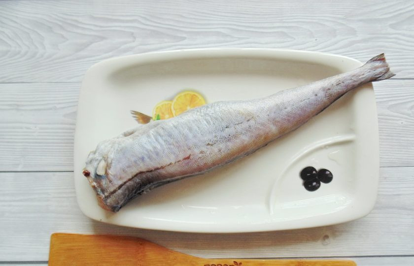 1. Этап. Минтай жареный в муке на сковороде: Минтай очистите, удалите черную пленку в брюшке и плавники. Тщательно промойте внутри и снаружи.