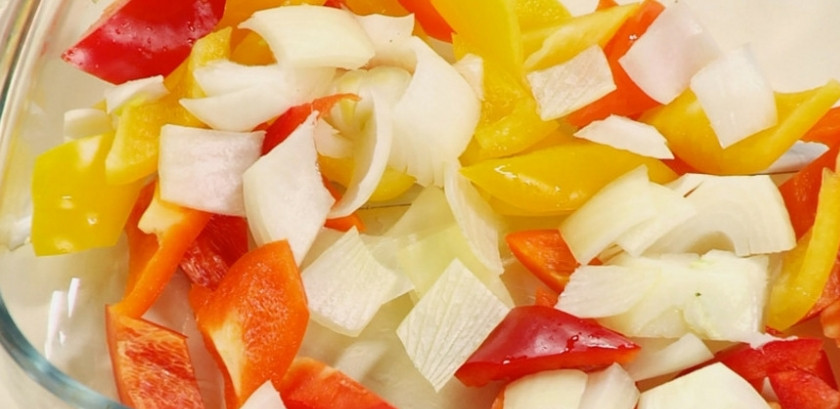 1. Этап. Баклажаны в кисло-сладком соусе по-китайски: 1. Перец болгарский моем, удаляем семена и нарезаем кусочками. Луковицу чистим и моем, нарезаем небольшим кубиком. Баклажаны моем и нарезаем кусочками, солим и перемешиваем.