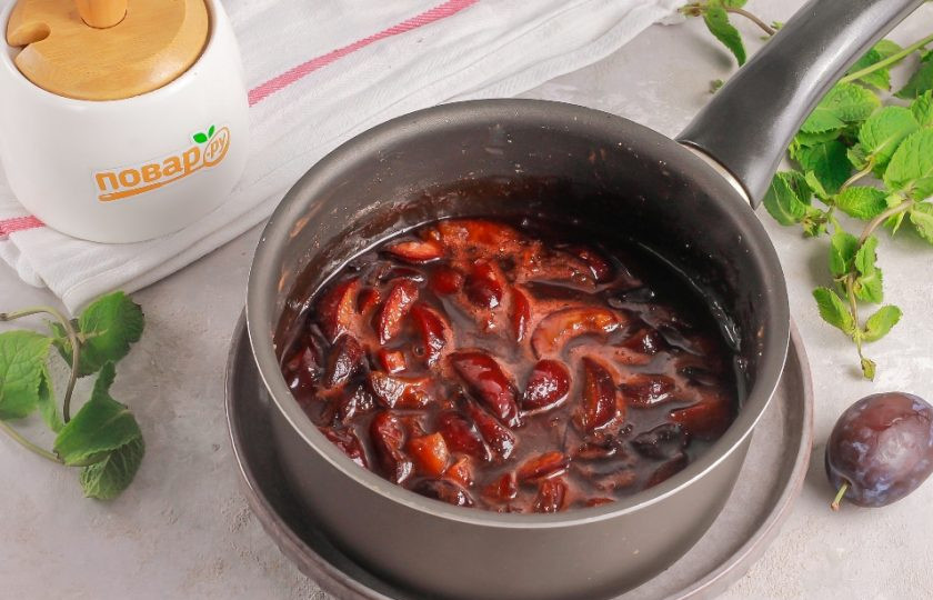 1. Этап. Варенье Слива в шоке: Варенье остудите в течение 30 минут, затем снова проварите 10-15 минут. Обязательно перемешивайте, чтобы нарезка не подгорела.