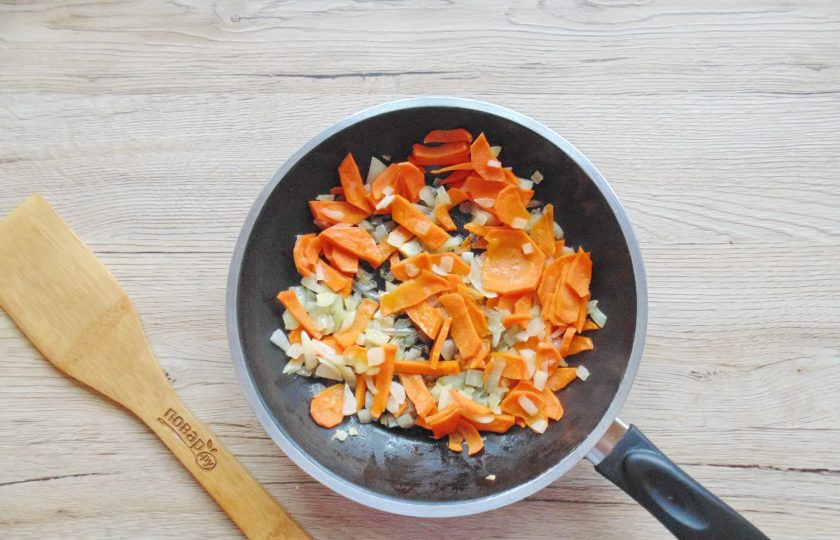 1. Этап. Щавелевый суп с кабачками: Лук и морковь очистите и помойте. Нарежьте произвольно, но не крупно. Обжарьте на сковороде с маслом до прозрачности.